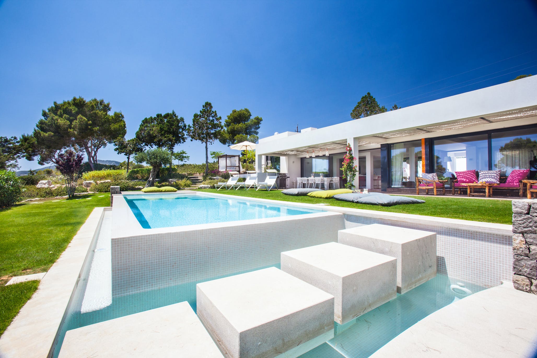 You are currently viewing Can Concordia – ‘Modern, well styled 5 bedroom house with beautiful views of the countryside and Cala Jondal.’
