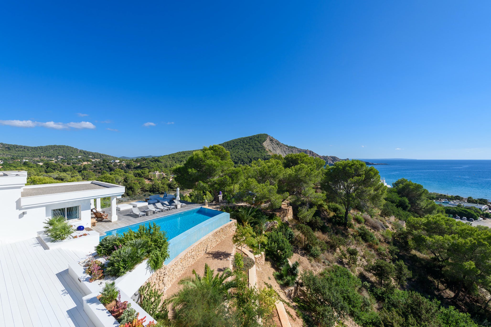 You are currently viewing Casa Blanca Jondal – ‘Elegant home with stunning views, within walking distance of the Blue Marlin beach club’
