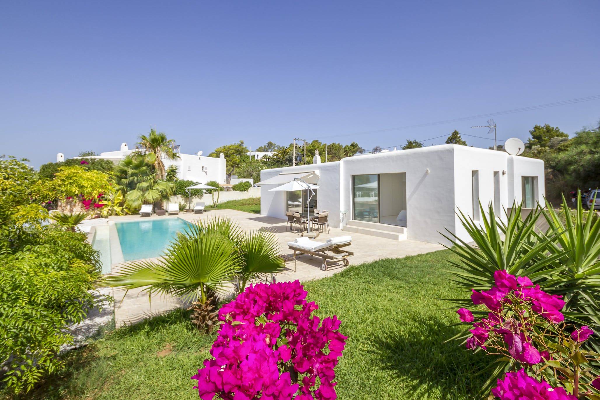 You are currently viewing Casa Flor – ‘Modern property perfectly located close to Ibiza with sweeping views of Ibiza Town.’