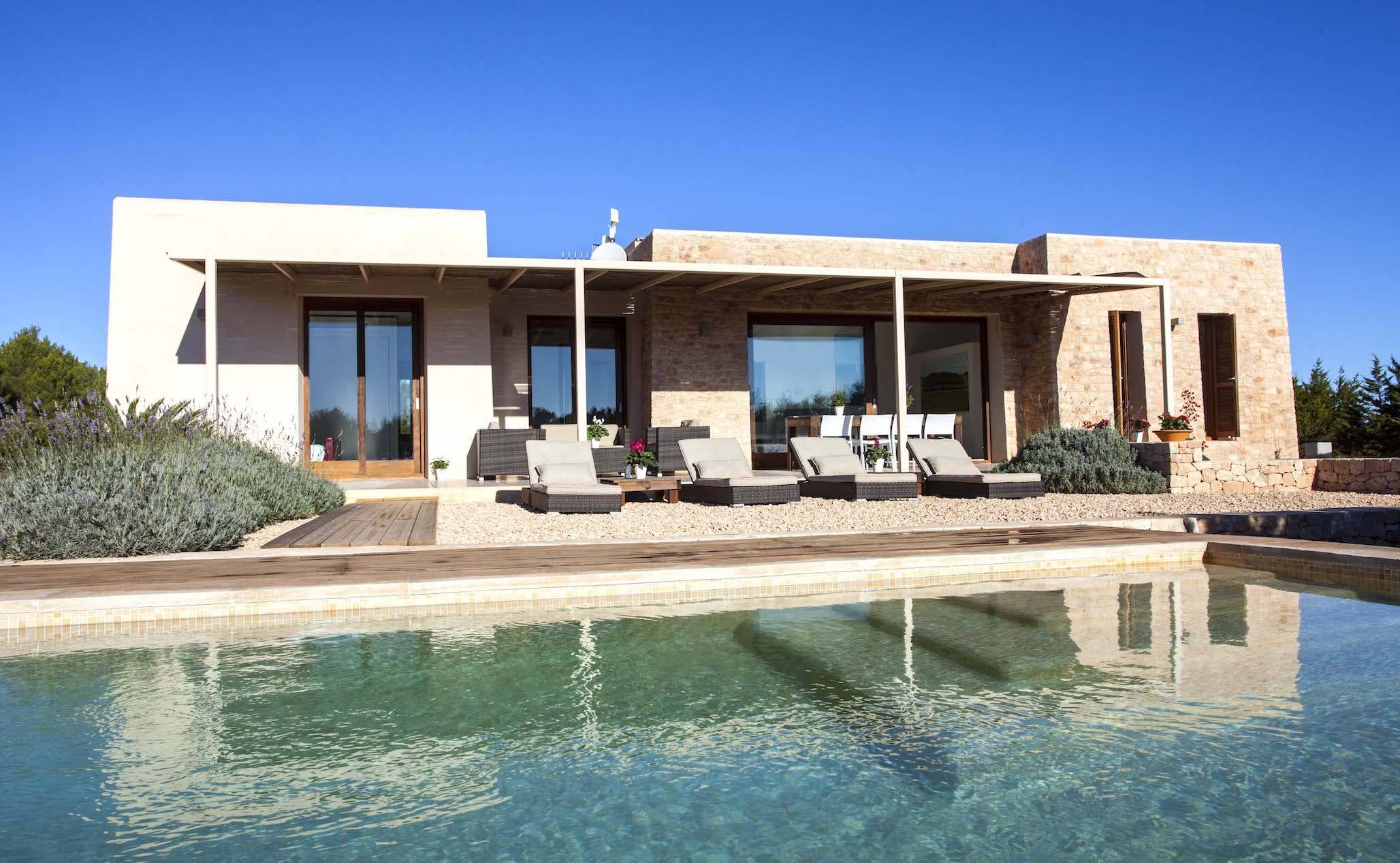 You are currently viewing Casa Laurel – ‘Bright family-friendly 4-bedroom villa located in the heart of Formentera.’